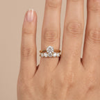Bague solitaire en or jaune 18k épaulée de pierres, double anneau - bijou porté par une mannequin
