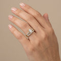 Bague solitaire en or jaune 18k double anneau serti de pierres - bijou porté par une mannequin