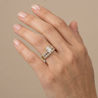 Bague solitaire en or jaune 18k double anneau serti de pierres - bijou porté par une mannequin