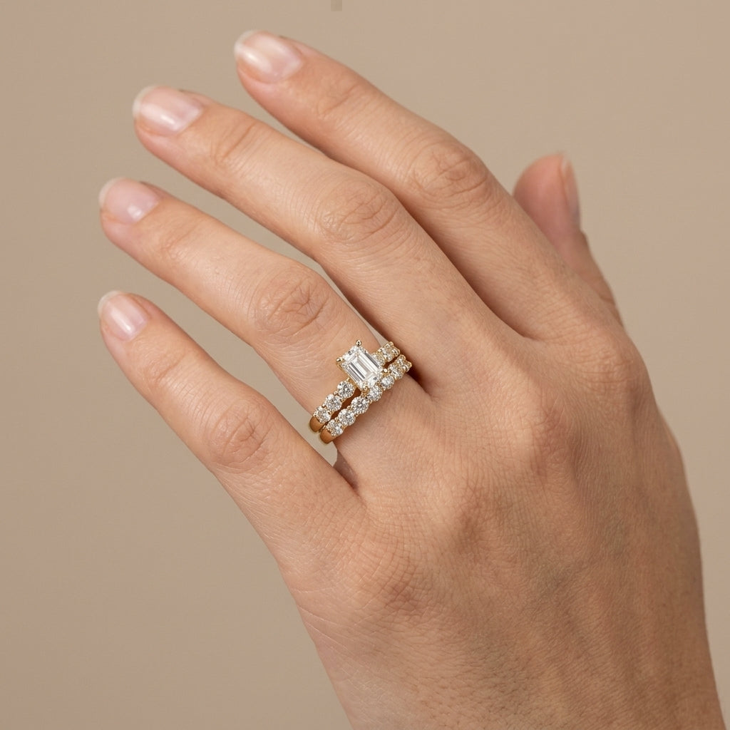Bague solitaire en or jaune 18k double anneau serti de pierres - bijou porté par une mannequin