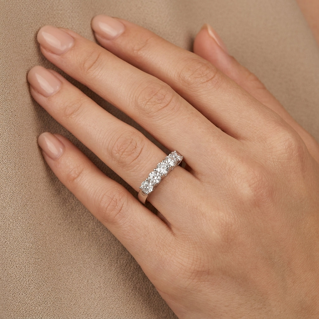 Bague demi-alliance en or blanc 18k sertie de pierres - bijou porté par une mannequin