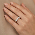 Bague demi-alliance en or blanc 18k sertie de pierres - bijou porté par une mannequin