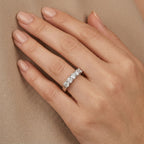 Bague demi-alliance en or blanc 18k sertie de pierres - bijou porté par une mannequin