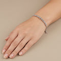 Bracelet chaîne en or blanc 18k boules facettées - bijou porté par une mannequin