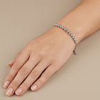 Bracelet chaîne en or blanc 18k boules facettées - bijou porté par une mannequin