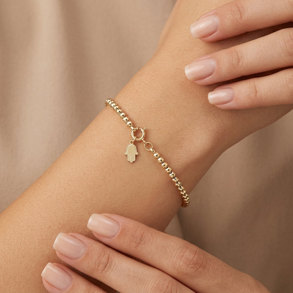 Bracelet boules facettées en or jaune 18k - bijou porté par une mannequin