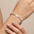 Bracelet boules facettées en or blanc 18k - bijou porté par une mannequin