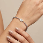 Bracelet boules facettées en or blanc 18k - bijou porté par une mannequin