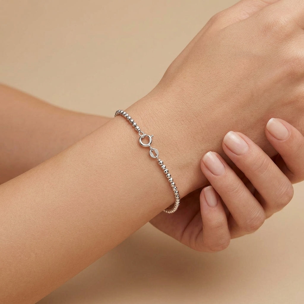 Bracelet boules facettées en or blanc 18k - bijou porté par une mannequin