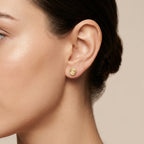 Boucles d'oreilles puces vis en or jaune 18k - bijou porté par une mannequin