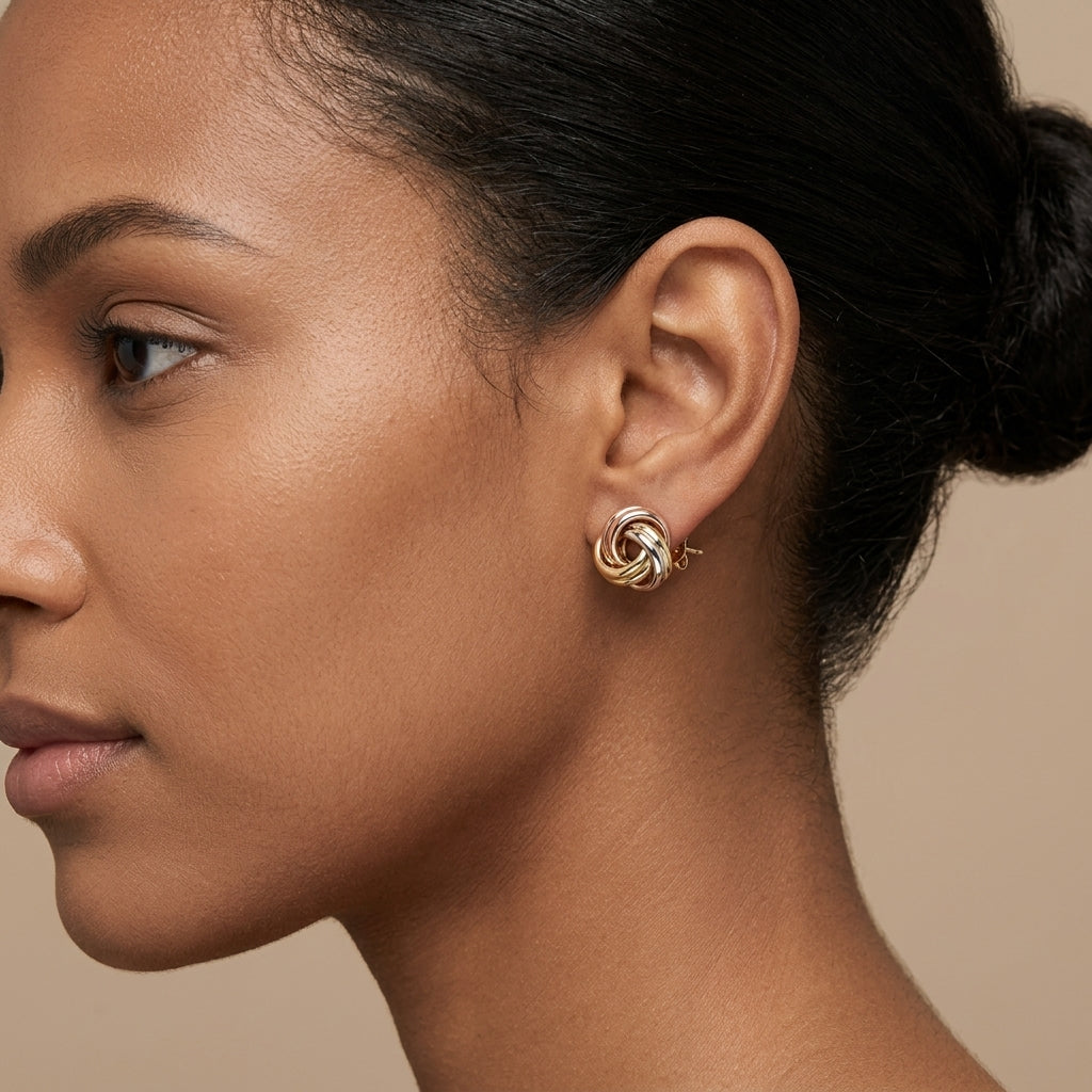 Boucles d'oreilles nœuds en or tricolore 18k - bijou porté par une mannequin