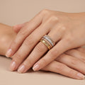 Bague large en or jaune et rose 18k sertie de pierres, anneaux multiples - bijou porté par une mannequin