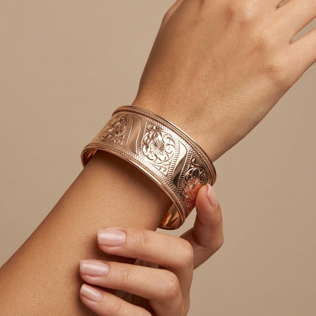 Demlij beldi ciselé en or rose 18k, jonc large - bijou porté par une mannequin