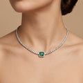 Collier rivière en or blanc 18k serti de pierres, émeraude 3,3 carats - bijou porté par une mannequin