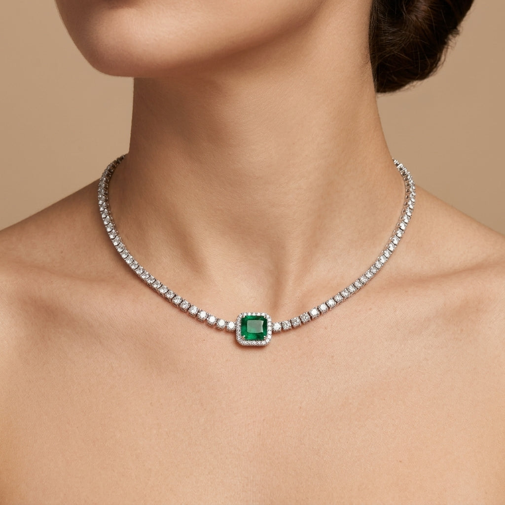 Collier rivière en or blanc 18k serti de pierres, émeraude 3,3 carats - bijou porté par une mannequin