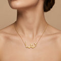 Collier en or jaune 18k pendentif calligraphie arabe - bijou porté par une mannequin