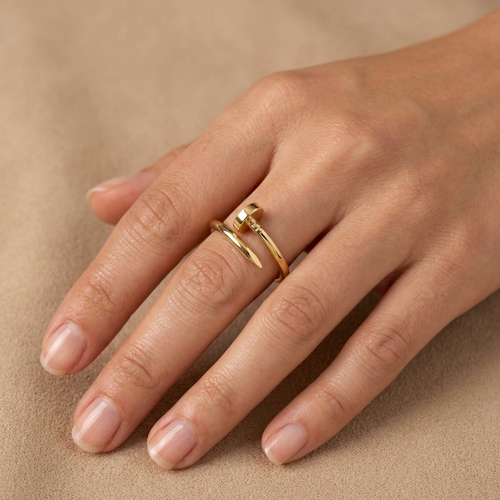 Bague clou en or jaune 18k - bijou porté par une mannequin