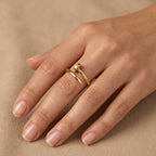 Bague clou en or jaune 18k - bijou porté par une mannequin