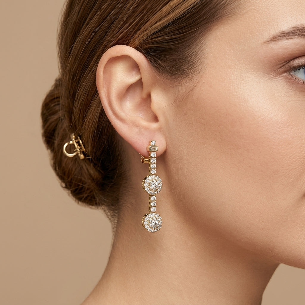 Boucles d'oreilles pendantes en or jaune 18k motifs ronds pavés de pierres - bijou porté par une mannequin