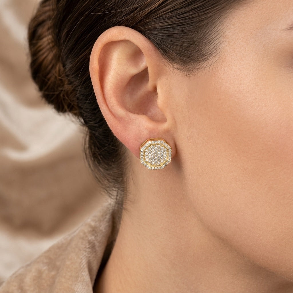 Boucles d'oreilles puces rondes en or jaune 18k pavées de pierres - bijou porté par une mannequin
