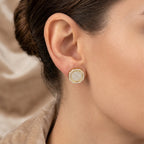 Boucles d'oreilles puces rondes en or jaune 18k pavées de pierres - bijou porté par une mannequin