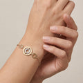 Bracelet chaîne en or jaune 18k motif cercle serti, pierre mobile - bijou porté par une mannequin