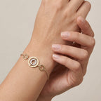 Bracelet chaîne en or jaune 18k motif cercle serti, pierre mobile - bijou porté par une mannequin