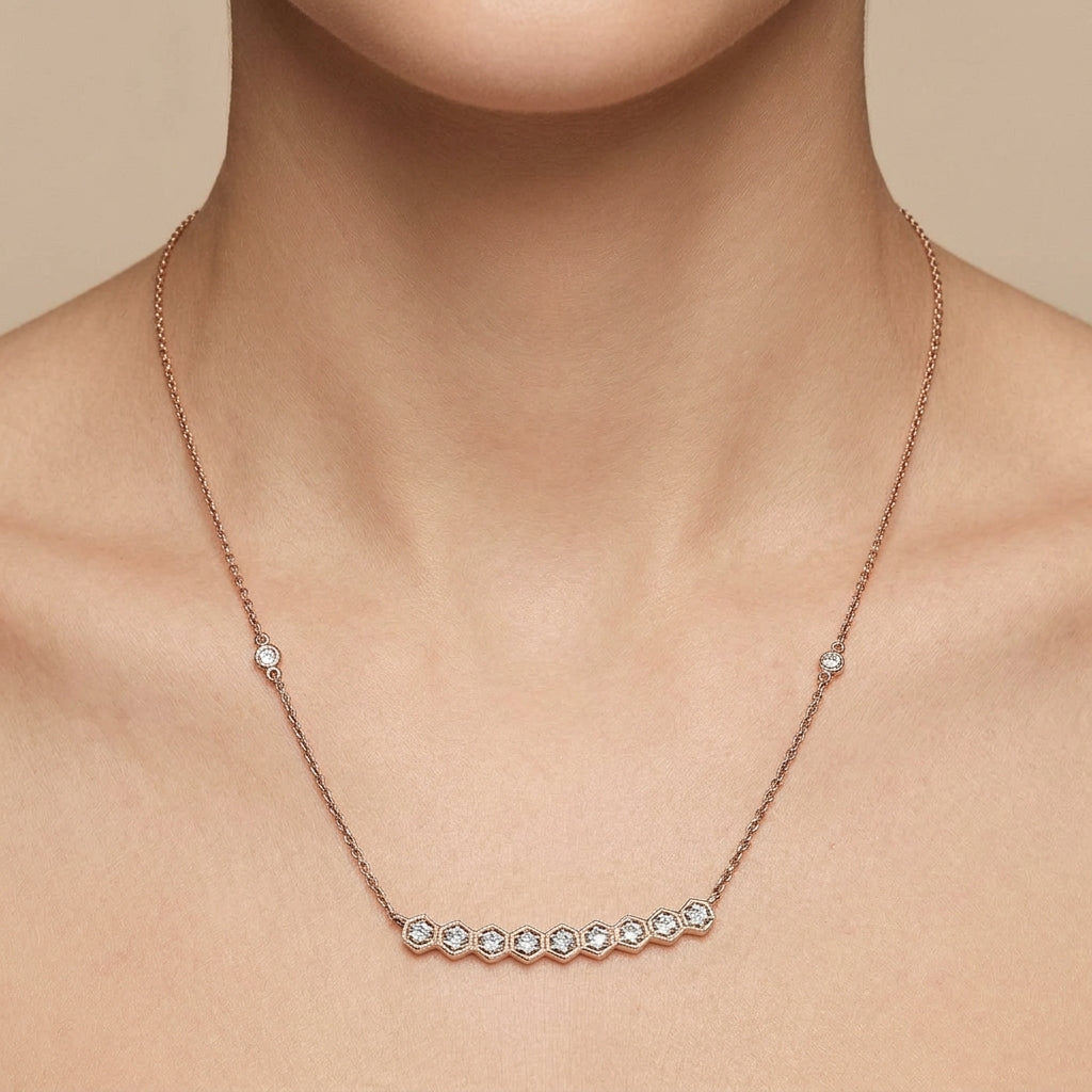 Collier en or rose 18k barrette sertie de pierres - bijou porté par une mannequin
