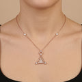 Collier en or rose 18k pendentif triangle serti de pierres, pampilles - bijou porté par une mannequin