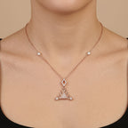 Collier en or rose 18k pendentif triangle serti de pierres, pampilles - bijou porté par une mannequin