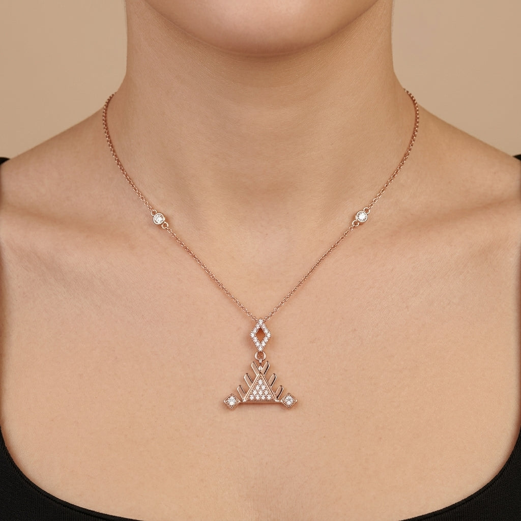 Collier en or rose 18k pendentif triangle serti de pierres, pampilles - bijou porté par une mannequin