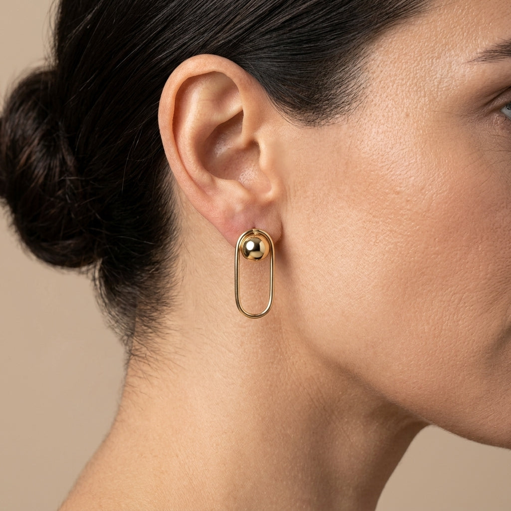 Boucles d'oreilles en or jaune 18k boule et anneau ovale - bijou porté par une mannequin