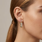 Boucles d'oreilles mini créoles en or jaune 18k serties de pierres - bijou porté par une mannequin