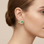 Boucles d'oreilles puces carrées en or jaune 18k serties, pierre verte - bijou porté par une mannequin