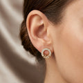Boucles d'oreilles cercles en or jaune 18k pavés de pierres - bijou porté par une mannequin