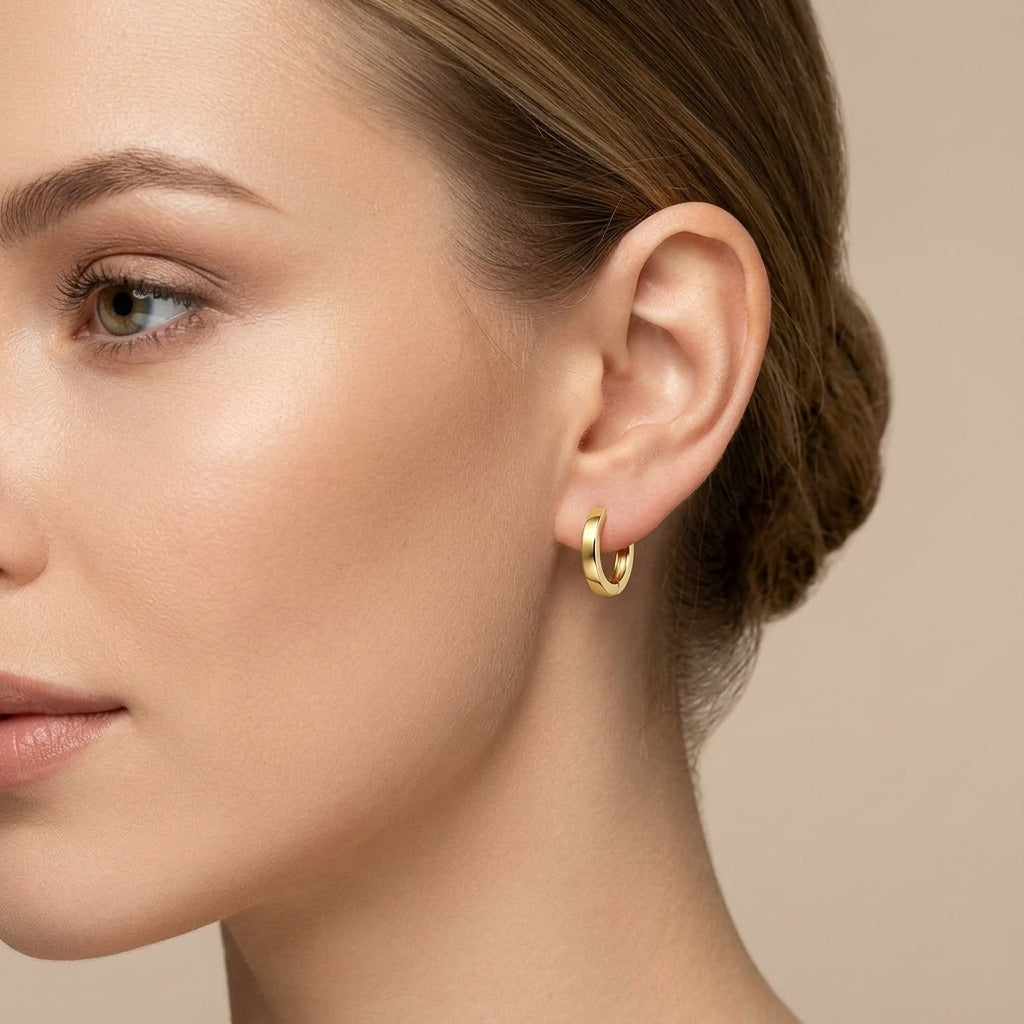 Boucles d'oreilles mini créoles en or jaune 18k - bijou porté par une mannequin