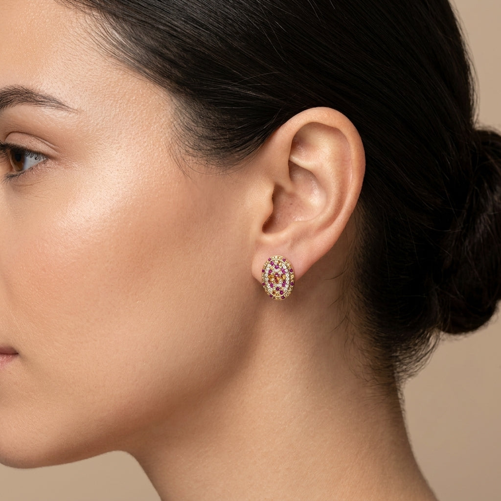 Boucles d'oreilles puces ovales en or jaune 18k serties de pierres roses - bijou porté par une mannequin