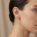 Boucles d'oreilles en or jaune 18k boule et anneau ovale - bijou porté par une mannequin