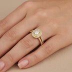 Bague solitaire pierre rectangulaire halo en or jaune 18k anneau serti - bijou porté par une mannequin