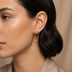 Boucles d'oreilles en or jaune 18k boule et anneau ovale - bijou porté par une mannequin