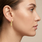 Boucles d'oreilles barrettes en or jaune 18k - bijou porté par une mannequin
