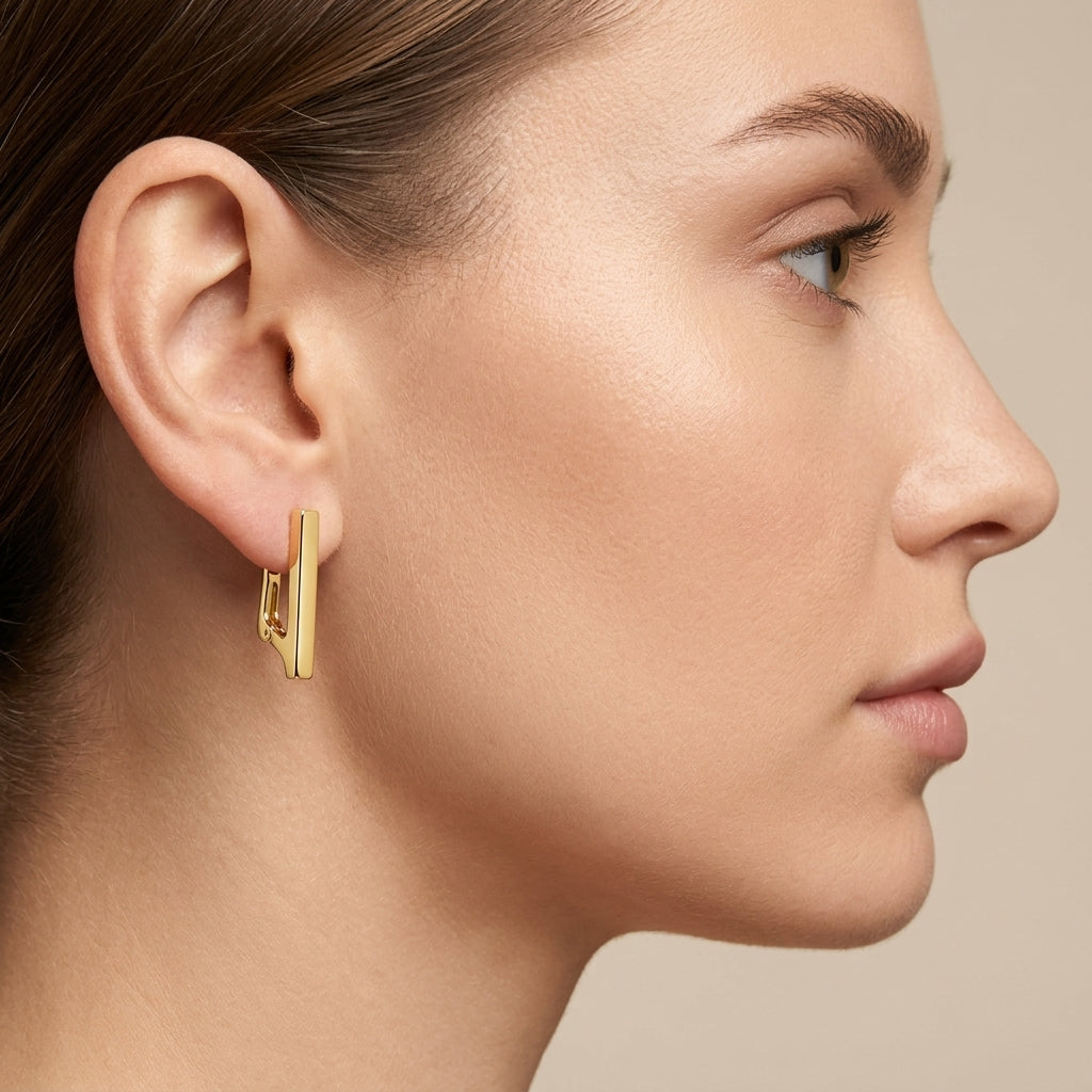 Boucles d'oreilles barrettes en or jaune 18k - bijou porté par une mannequin