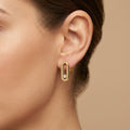 Boucles d'oreilles ovales en or jaune 18k serties, pierre mobile - bijou porté par une mannequin