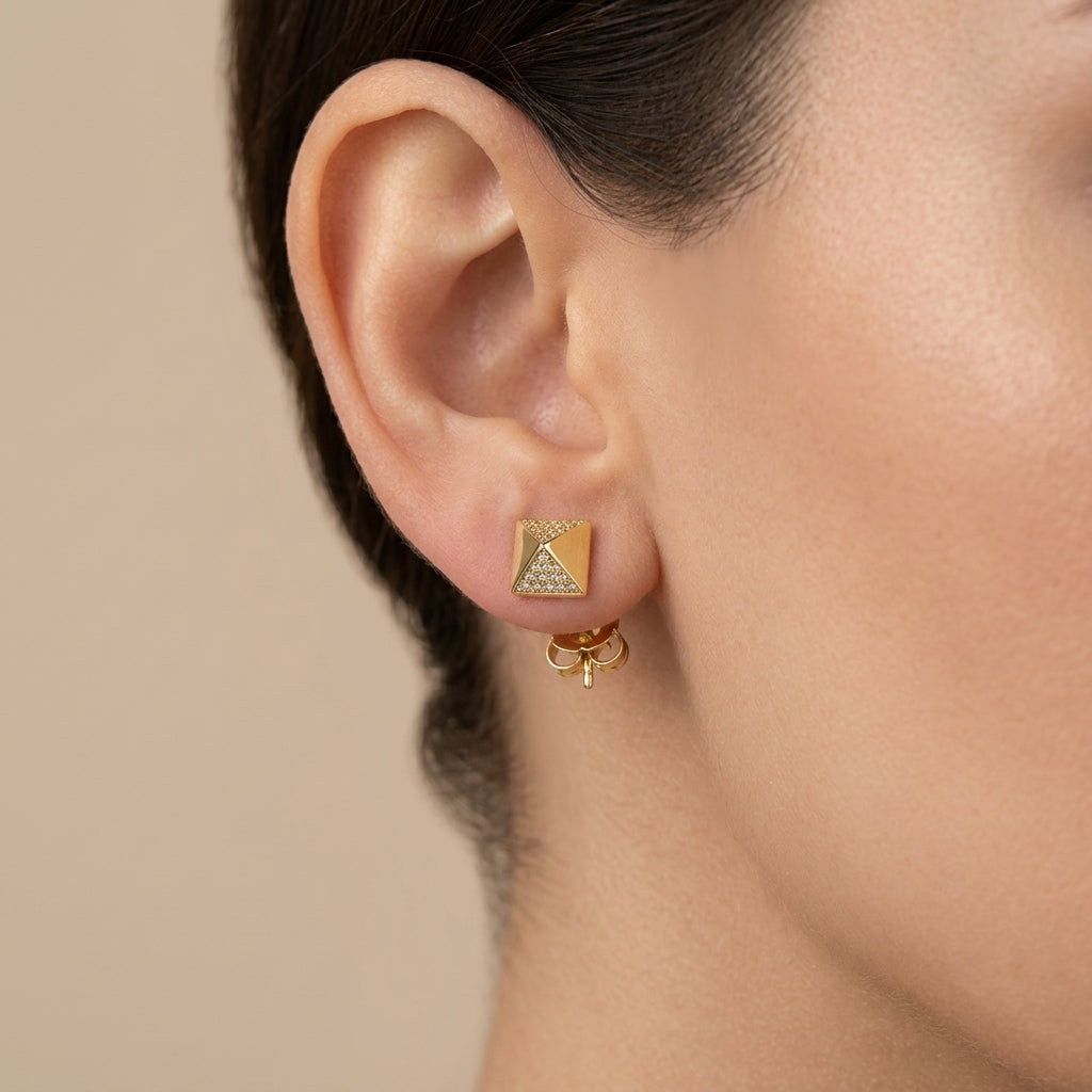 Boucles d'oreilles puces pyramides en or jaune 18k - bijou porté par une mannequin