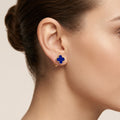 Boucles d'oreilles puces trèfles bleus en or jaune 18k - bijou porté par une mannequin
