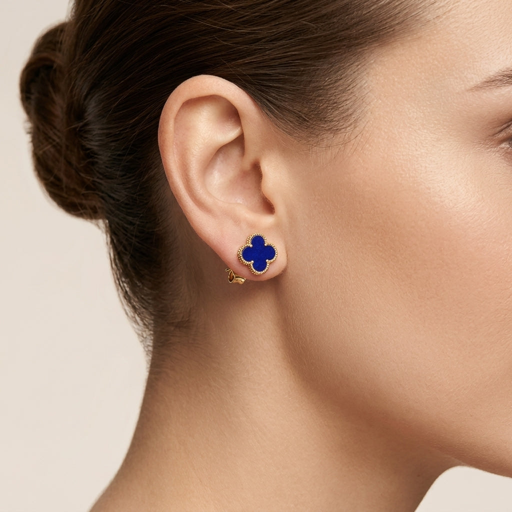 Boucles d'oreilles puces trèfles bleus en or jaune 18k - bijou porté par une mannequin