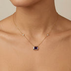 Collier en or rose 18k pendentif pierre violette rectangulaire sertie - bijou porté par une mannequin