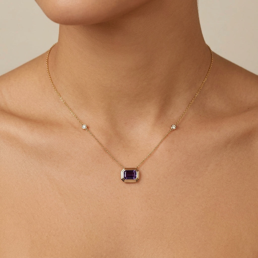 Collier en or rose 18k pendentif pierre violette rectangulaire sertie - bijou porté par une mannequin