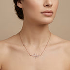 Collier en or rose 18k pendentif battement de cœur serti de pierres - bijou porté par une mannequin