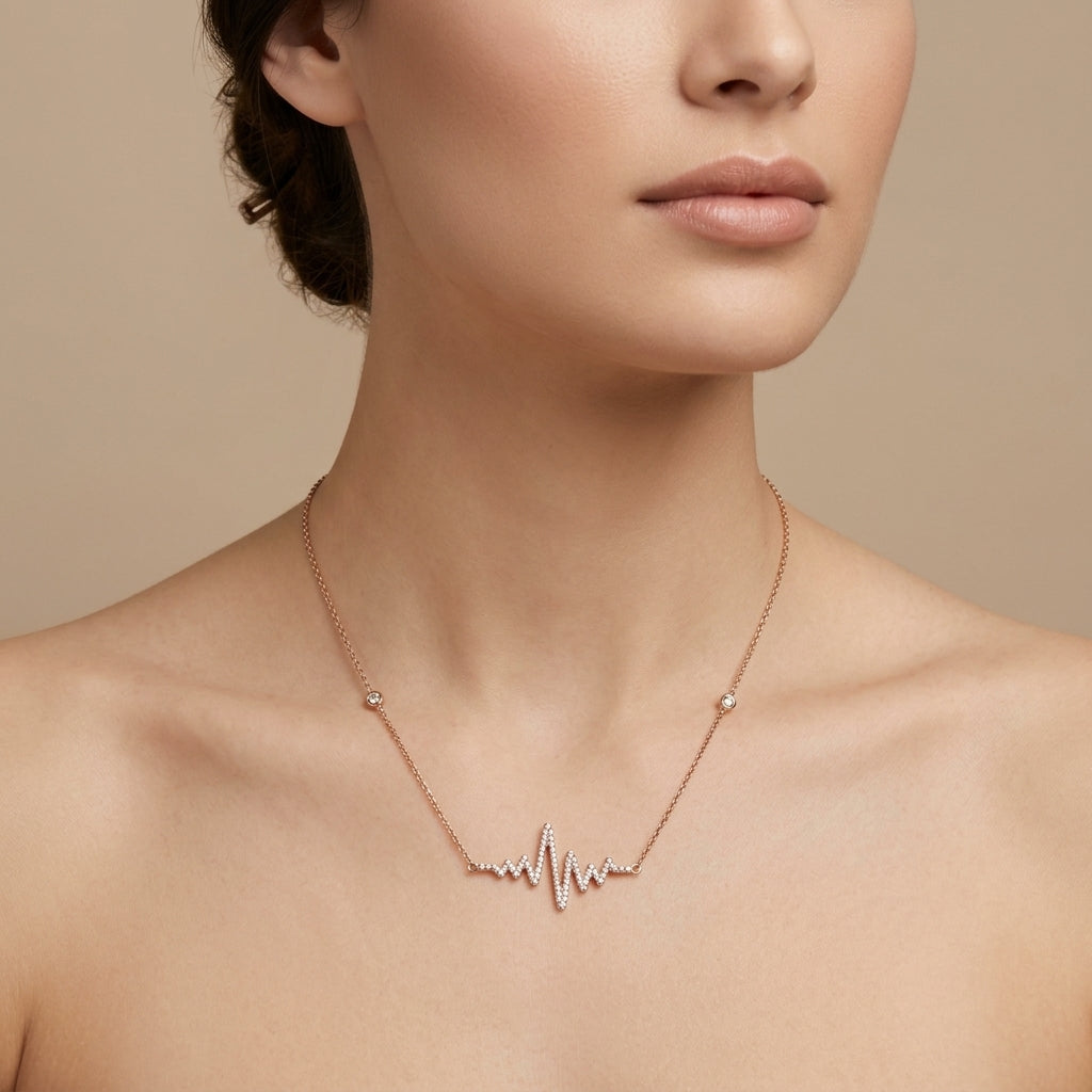 Collier en or rose 18k pendentif battement de cœur serti de pierres - bijou porté par une mannequin